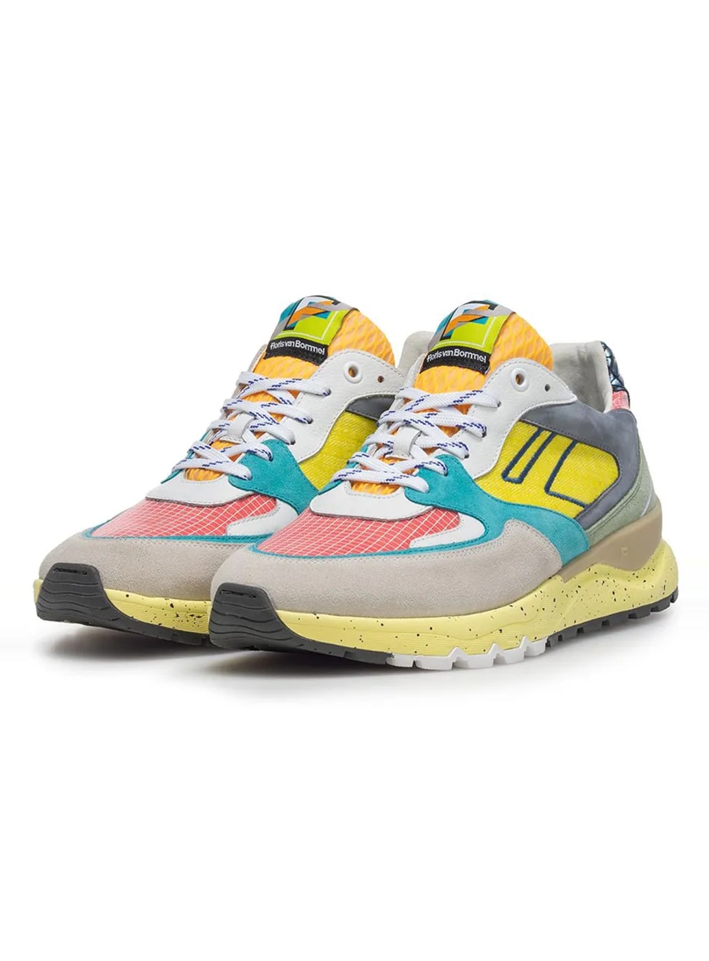 Paar sneakers in grijs, geel, turquoise en koraalrood met gespikkelde gele zool, schuin van voren
